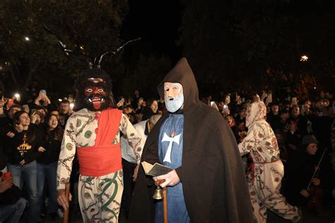 Sant Antoni Manacor Se Rinde Al Estreno De Los Nuevos Dimonis En Un