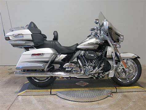 2017 Harley Davidson® Flhtkse Cvo™ Limited Stardust Silverpalladium