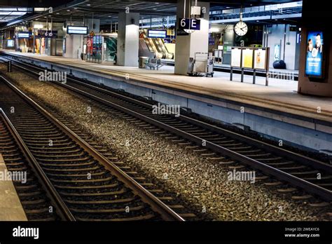 Gdl Lokf Hrer Streik Berlin Leere Bahnsteige Am Bahnhof