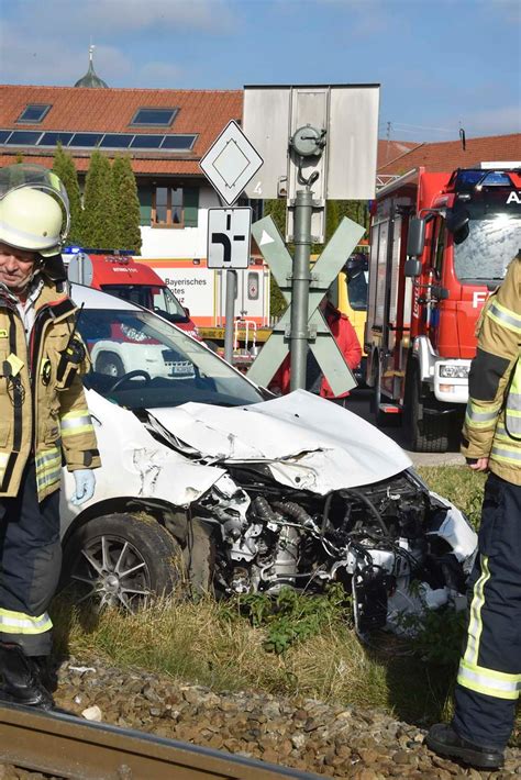 S Bahn Schleudert Auto Von Den Gleisen Bilder