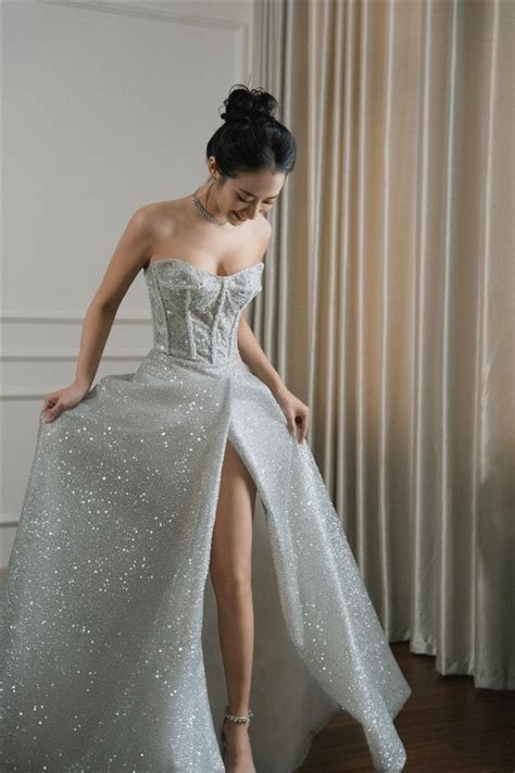 Hot girl Kiều Ly thử váy cưới phát sáng trong đêm đen sao