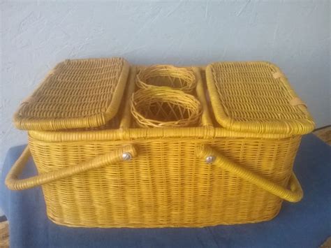 Beautiful Vintage Picnic Basket With Space For Bottle Gem