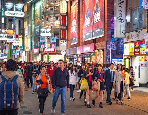 Muchedumbre De Gente En Distrito De La Calle De Shibuya Que Hace