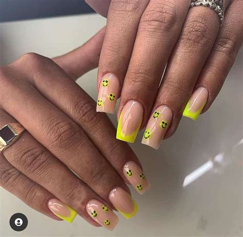 9 Fun Smiley Face Nails You Could Have Today Emerlyn Closet Nails