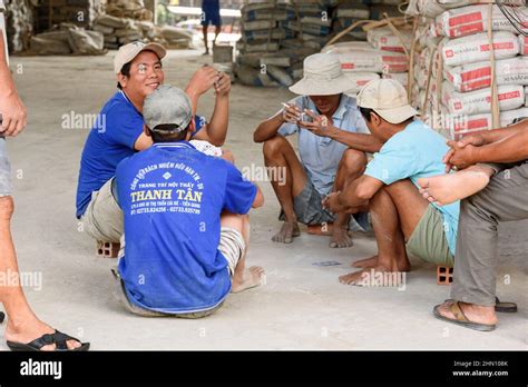 Hombres Vietnamitas Tradicionales Fotografías E Imágenes De Alta