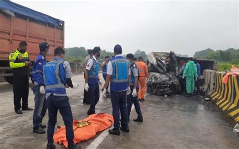 Elf Terbakar Setelah Tabrak Truk Di Tol Madiun 3 Meninggal 13 Luka Luka