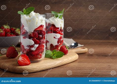 Deliciosas Fresas Con Crema Batida Servidas En Mesa De Madera Espacio