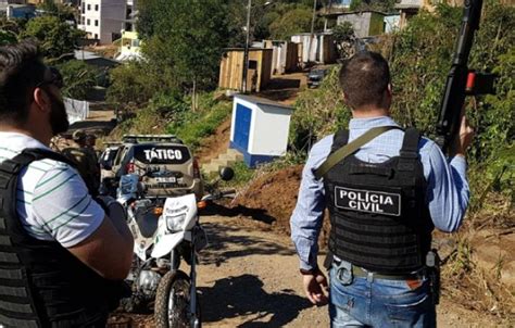 Policiais a bordo de motocicletas são recebidos a tiros em bairro de