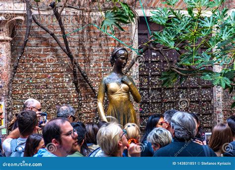 Bronze Statue Of Juliet And The Romeo Juliet Balcony Verona Italy