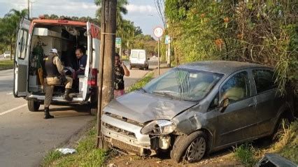 Carro Perde O Controle E Bate Em Poste Em Ipatinga