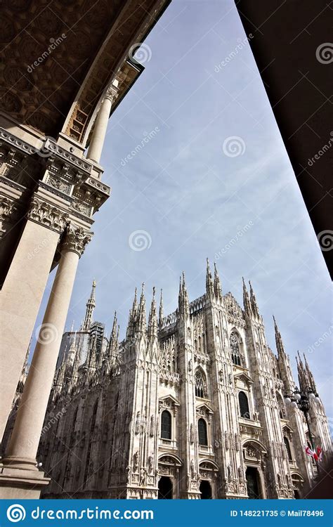 Fachada De Milan Cathedral Con El Cielo Azul En El Primero Plano Los