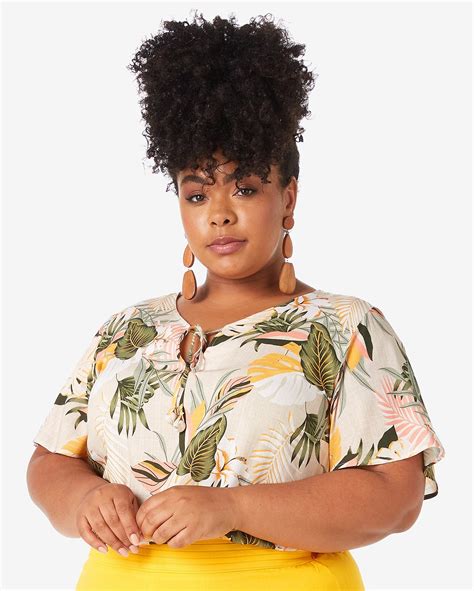 Riachuelo Blusa Plus Size Feminina Decote V Amarra O Folhagem Bege