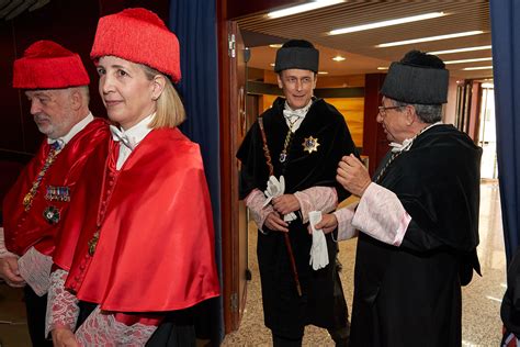 Comitiva Previa A La Imposici N De La Medalla De Oro De La Universidad