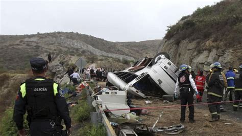 Mexico bus crash kills 16 - World - CBC News