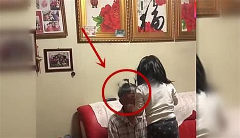 自从有了小孙女，爷爷就无法淡定了，心里默念亲生的亲生的孙女隔辈皮圈新浪新闻