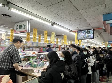 高雄市鳳山大書城4月30日將結束營業，店家也宣布即日起全館6折起，歇業、打折的消息一出吸引大批顧客前往消費，整間書店內人潮滿滿。中央社記者林巧