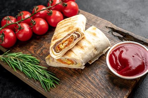 Rollos De Burrito Con Jamón Y Queso Sobre Una Mesa De Hormigón Foto Premium