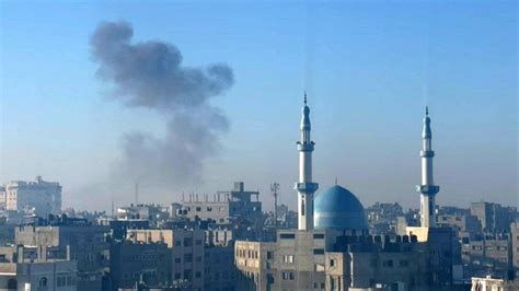 Gaza des nuages de fumée à la suite de frappes aériennes sur Rafah