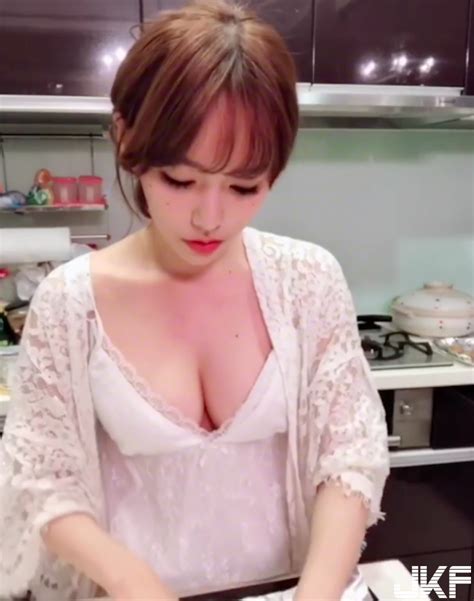 Đăng video dạy cách làm bánh quy nàng hot girl khiến fan hâm mộ nức nở vì sự đảm đang khéo tay