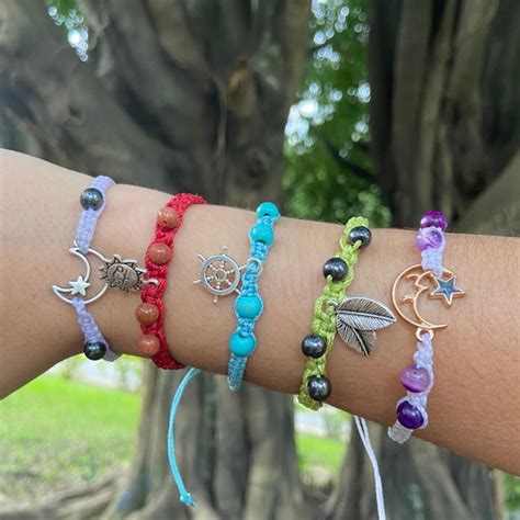 Pulseira de Macramê Pedras Furadas e Pingentes Elo7