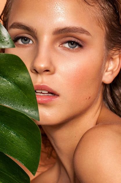 Jeune Mannequin Au Look D été Nude Photo Premium