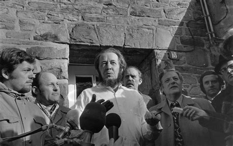 Александър Солженицин в дома на немския писател Хайнрих Бьол (Снимка ...