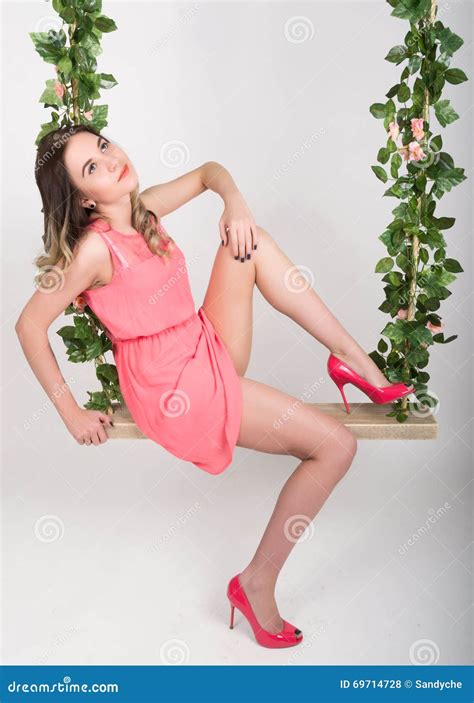 Belle Jeune Blonde Aux Longues Jambes Dans Une Petite Robe Rose Et Des Chaussures à Talons Hauts