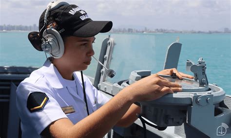 Conheça mulheres marinheiras que integram tripulação do maior navio da