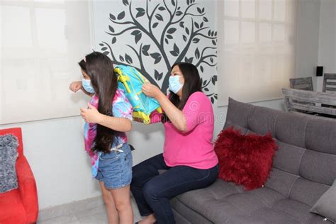 Latina Moeder En Dochter Bereiden Zich Voor Op Weer Naar School Met Rugzak En Masker In De
