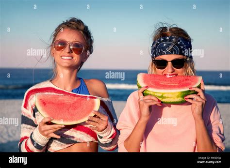 Glückliche Mädchen Essen Wassermelone Am Strand Freundschaft Glück