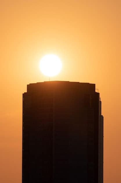 Vista En Bajo Ngulo De La Silueta Del Edificio Contra El Cielo Naranja