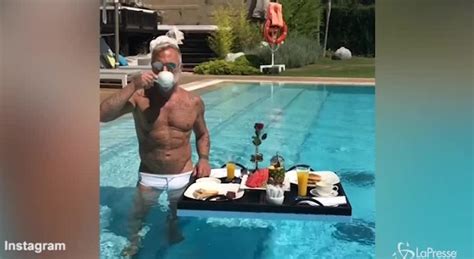 Vacchi la colazione è in piscina