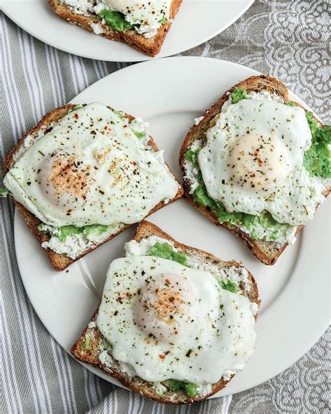 Тосты с авокадо, рикоттой и яйцом на завтрак. 🥑 🥑 🥑 Полезная еда тоже ...