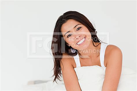 유토이미지 brunette woman sitting in bed