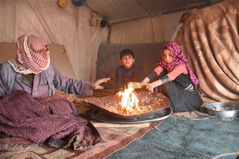 معاناة النازحين شمالي سوريا الدفء أصبح ضربا من الخيال Anadolu Ajansı