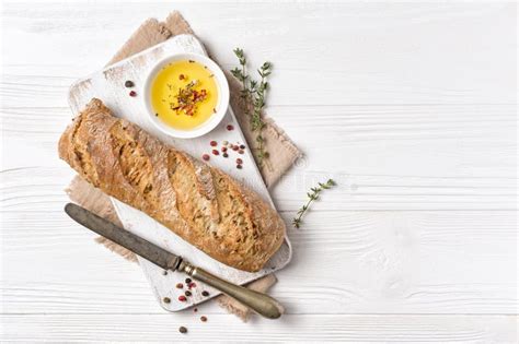 Буханка хлеба с оливковым маслом и специями Стоковое Фото - изображение ...