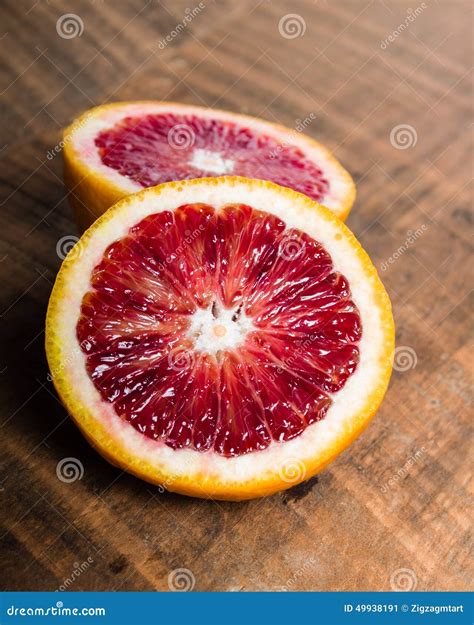 Mitades De La Naranja De Sangre En La Tabla Imagen De Archivo Imagen