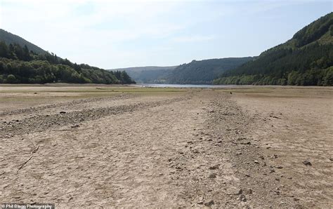 El Pueblo Submarino Escondido Debajo Del Lago Vyrnwy En Gales Se Revela