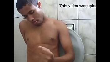Punheta No Banheiro XVIDEOS