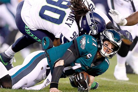 Nfl Wild Card Seahawks Batter The Eagles 17 9 Peninsula Daily News