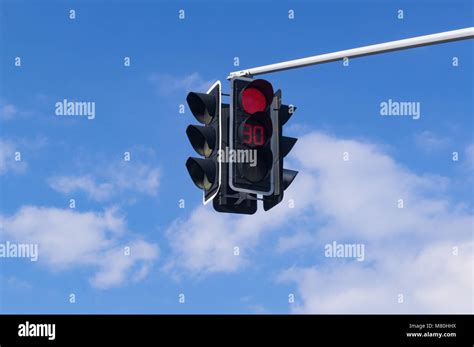 Semáforo Con Luz Roja Encendida De Fondo Del Cielo Fotografía De Stock