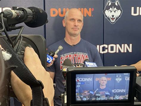 UConn Fans Are Thanking Dan Hurley S Wife Andrea With Flowers