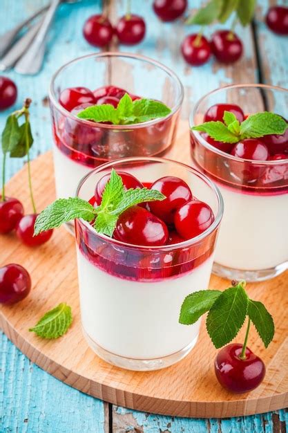 Panna cotta de sobremesa caseira molho de cereja e hortelã Foto