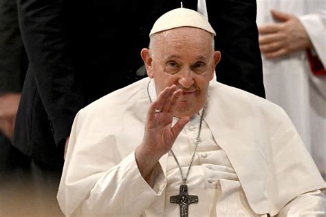 Comme vous le voyez je suis vivant le pape François sort du