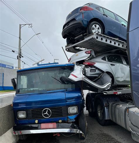 Batida Entre Cegonha E Caminh O Deixa Tr Nsito Parado Na Br Na