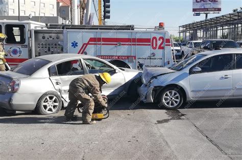 Mujer queda atrapada en vehículo tras choque