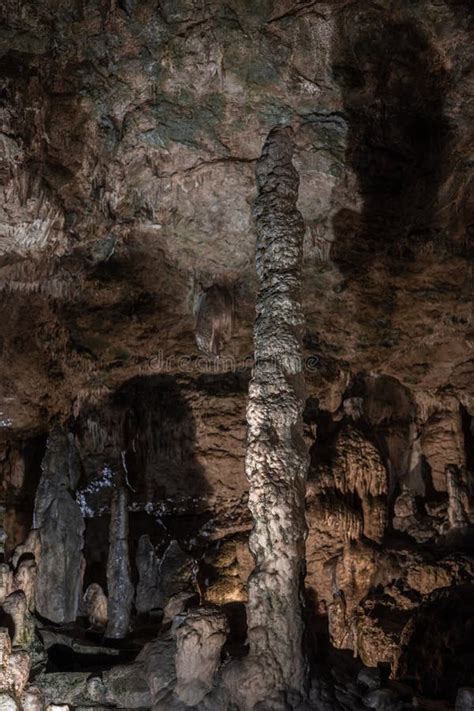 Dentro De La Misteriosa Cueva De Flowstone Nebelhohle Con Estalagmitas