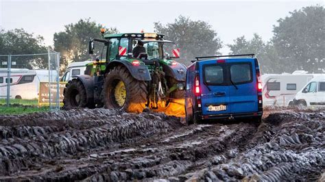 Wacken Abreise Fahrzeuge sollten vom gröbsten Schlamm und Dreck