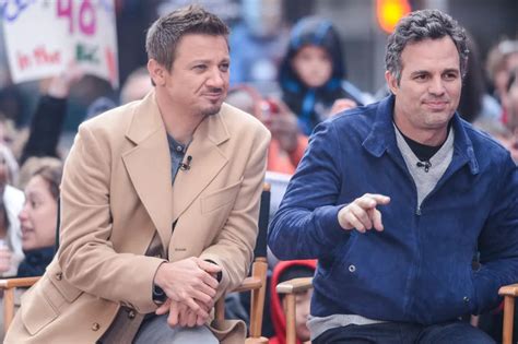 Mark Ruffalo pede orações para Jeremy Renner após grave acidente na