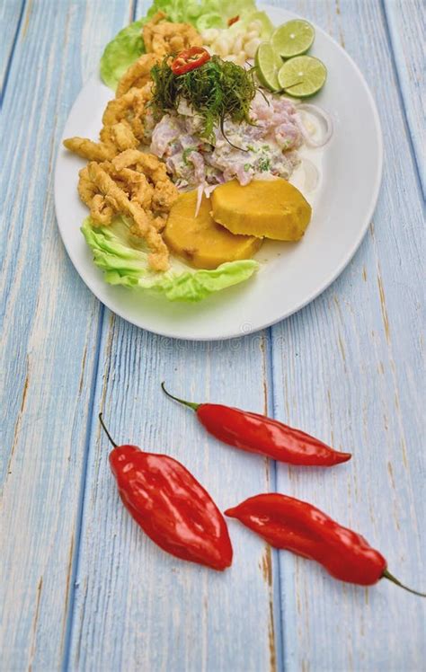 Comida Peruana Ceviche De Pescado Y Chicharr N De Pescado Con Yuca